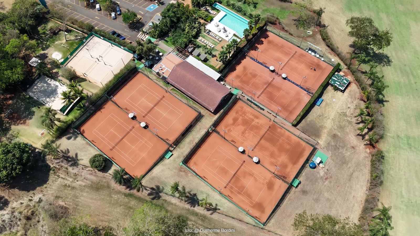 Vista aérea diurna do complexo de quadras do Ipê Golf Club