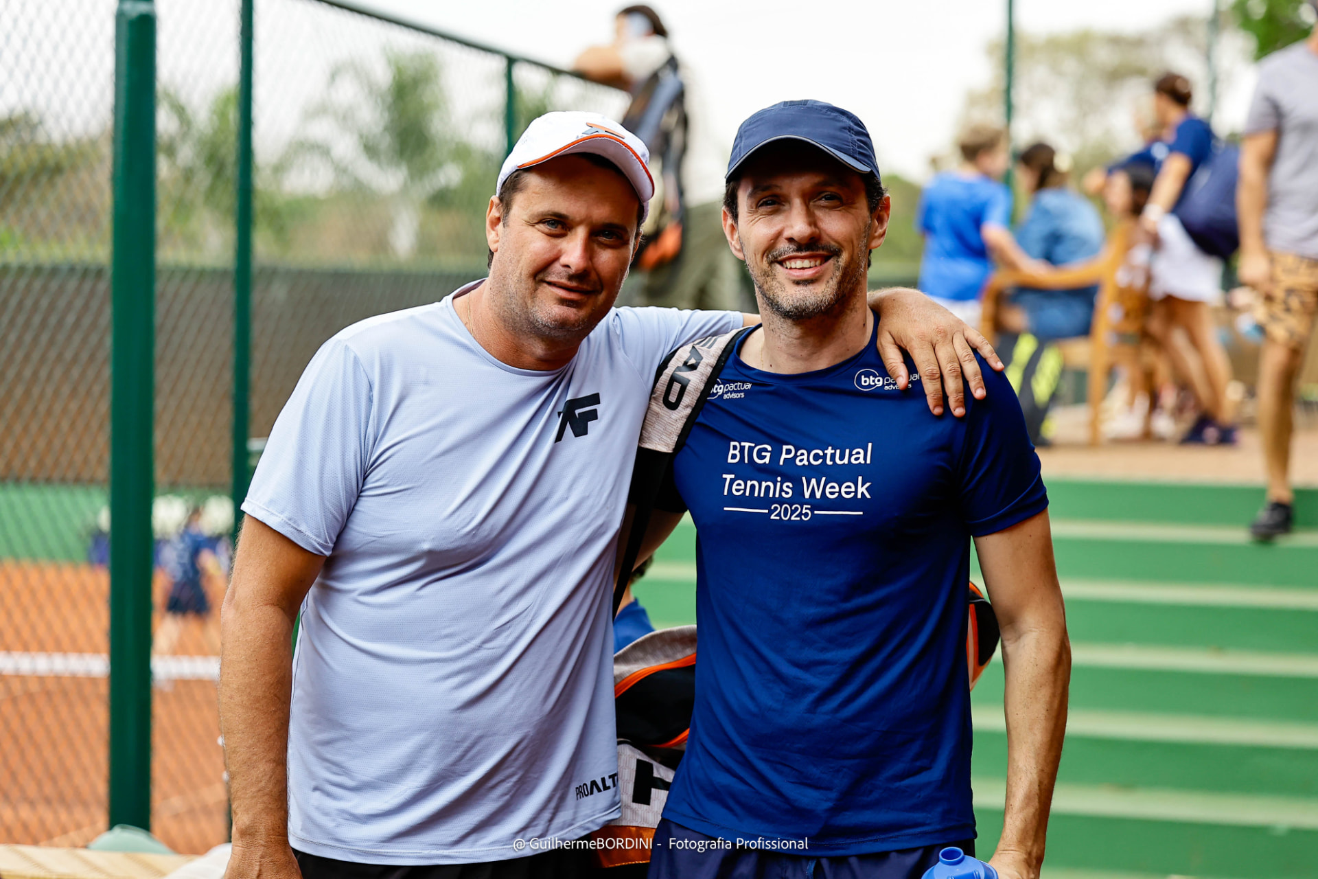Dois tenistas posando abraçados com a camisa da BTG Pactual Tennis Week 2025
